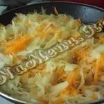 Тушкована капуста на сковороді (морква) Тушкована капуста на сковороді