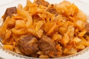 Тушкована свіжа капуста з м'ясом (м'ясом) Тушкована свіжа капуста з м'ясом