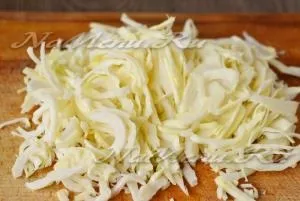 Тушкована капуста на сковороді (цибуля) Тушкована капуста на сковороді