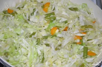 Тушкована капуста на сковороді - покроковий рецепт з фото на