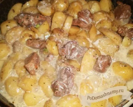 Тушкована картопля з вершками і сиром (картопля вершками сиром) Тушкована картопля з вершками і сиром