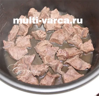 Тушкована яловичина з цибулею в мультиварці (цибуля) Тушкована яловичина з цибулею в мультиварці