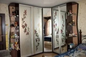 Кутовий шафа купе в спальню фото і розцінки, переваги установки, різновиди та матеріали (вбудований кутовий шафа купе в спальню) Кутовий шафа купе в спальню фото і розцінки, переваги установки, різновиди та матеріали