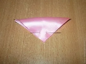 Прикраса для обідка в техніці канзаші з двох кінцевим пелюсткою і завитком всередині (кінцевим) Прикраса для обідка в техніці канзаші з двох кінцевим пелюсткою і завитком всередині