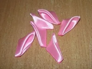 Прикраса для обідка в техніці канзаші з двох кінцевим пелюсткою і завитком всередині (техніці) Прикраса для обідка в техніці канзаші з двох кінцевим пелюсткою і завитком всередині