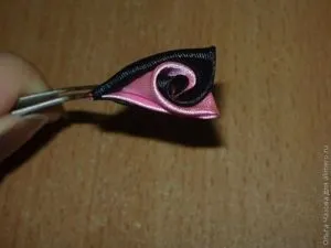 Прикраса для обідка в техніці канзаші з двох кінцевим пелюсткою і завитком всередині (для дівчинки) Прикраса для обідка в техніці канзаші з двох кінцевим пелюсткою і завитком всередині