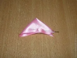 Прикраса для обідка в техніці канзаші з двох кінцевим пелюсткою і завитком всередині (кінцевим) Прикраса для обідка в техніці канзаші з двох кінцевим пелюсткою і завитком всередині