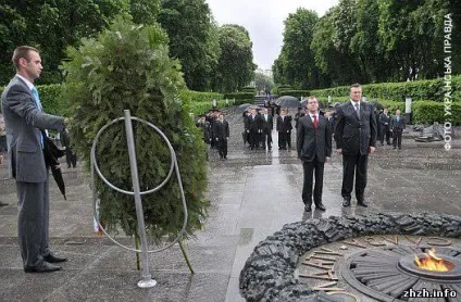 Вінок невідомого солдата прибив януковича (вінок) Вінок невідомого солдата прибив януковича