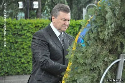 Вінок невідомого солдата прибив януковича (раптом відірвався полетів) Вінок невідомого солдата прибив януковича