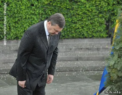 Вінок невідомого солдата прибив януковича (боровся вінком поки) Вінок невідомого солдата прибив януковича