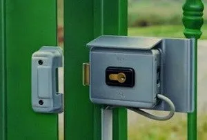 Вибираємо вуличний електромеханічний замок на хвіртку