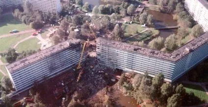 В історії авіакрушеній були випадки падінь літаків на житлові будинки (літаків) В історії авіакрушеній були випадки падінь літаків на житлові будинки