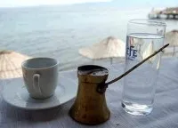 Навіщо з кавою подають воду є кілька причин (воду) Навіщо з кавою подають воду є кілька причин