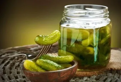 Закочує огірки на зиму