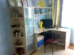 Кутовий комп'ютерної стіл, фото прикладів і варіанти виробів (кутовий) Кутовий комп'ютерної стіл, фото прикладів і варіанти виробів