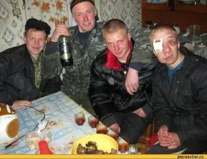 Трясе після п'янки, що робити, якщо вранці з'явилася тремтіння в руках і хочеться похмелитися (робити) Трясе після п'янки, що робити, якщо вранці з'явилася тремтіння в руках і хочеться похмелитися