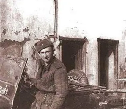Знаменитості під час служби в армії (26 фото) - Трініксі (Батрутдінов) Знаменитості під час служби в армії (26 фото) - Трініксі