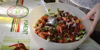 9 Дуже смачних салатів з квасолею і сухариками - прості рецепти з фото (смачних) 9 Дуже смачних салатів з квасолею і сухариками - прості рецепти з фото