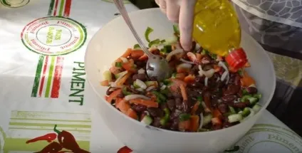 9 Дуже смачних салатів з квасолею і сухариками - прості рецепти з фото (смачних) 9 Дуже смачних салатів з квасолею і сухариками - прості рецепти з фото