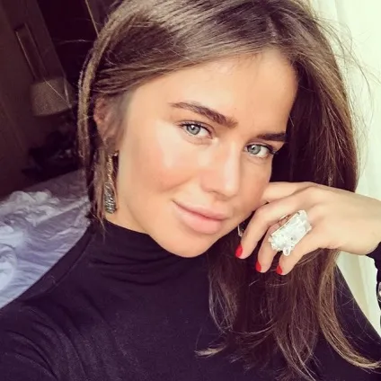 Алекса стала дизайнером прикрас