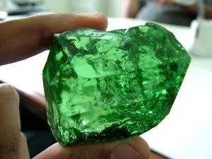 Цаворіт особливості каменю, властивості і знак зодіаку тсаворіта, фото