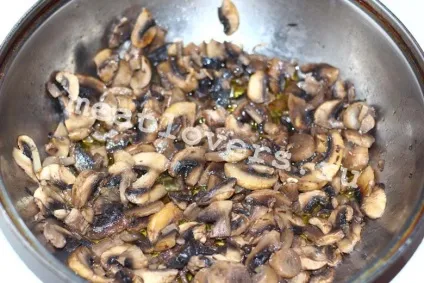 Салат з курячою грудкою і печерицями, помідорами (помідорами) Салат з курячою грудкою і печерицями, помідорами