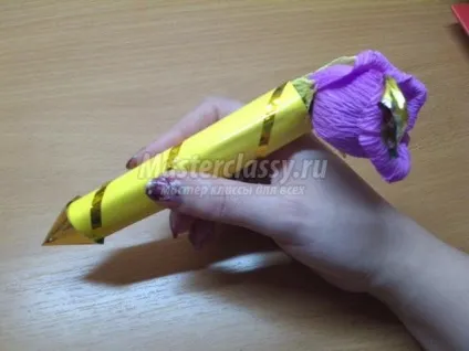 Букет з цукерок в мініатюрі (допомогою гарячого клею) Букет з цукерок в мініатюрі