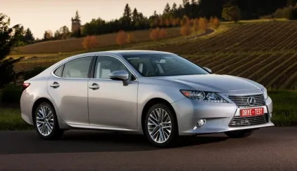 Чим відрізняється toyota camry від lexus es, в чому різниця