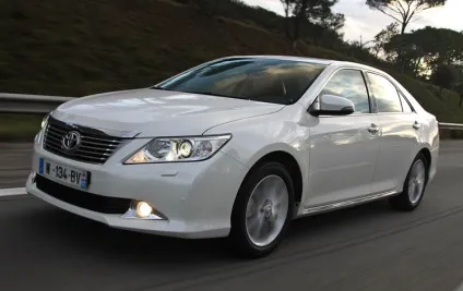Чим відрізняється toyota camry від lexus es, в чому різниця