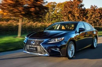 Чим відрізняється toyota camry від lexus es, в чому різниця