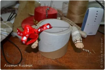 Домовичок з мішковини, капрону і котушок (майстер-клас) Домовичок з мішковини, капрону і котушок