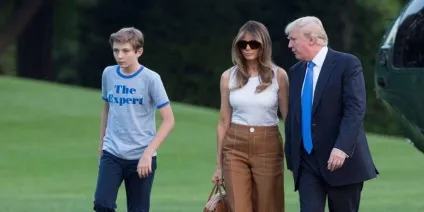 Весь в маму 11-річний син мелании трамп викликав справжній модний фурор всього через одну річ (син Трампа) Весь в маму 11-річний син мелании трамп викликав справжній модний фурор всього через одну річ