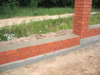 Фундамент для забору з цегли (цегляних стовпів) (цегли) Фундамент для забору з цегли (цегляних стовпів)
