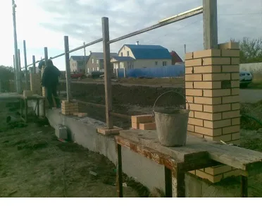 Фундамент під цегляний паркан своїми руками (Одинарний повнотіла цегла) Фундамент під цегляний паркан своїми руками