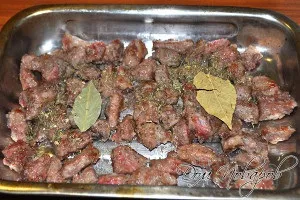 Яловичина запечена в духовці шматочками під соусом - рецепт з фото (духовці) Яловичина запечена в духовці шматочками під соусом - рецепт з фото