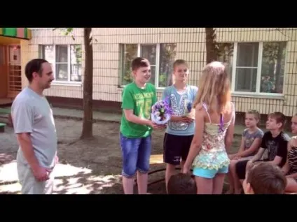 Як сподобатися дівчині в дитячому таборі