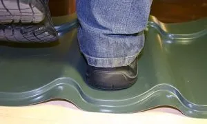 Як правильно класти металочерепицю на дах відео (кріпленні листів металочерепиці) Як правильно класти металочерепицю на дах відео