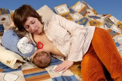 Як правильно годувати лежачи новонародженого фото, новонароджена дитина