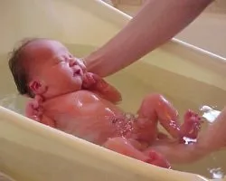 Як привчити малюка до води