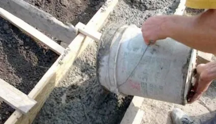 Як зробити фундамент під цегляний паркан своїми руками (інструкція з відео) (паркан) Як зробити фундамент під цегляний паркан своїми руками (інструкція з відео)