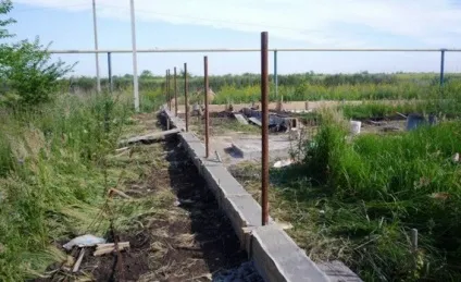 Як зробити фундамент під цегляний паркан своїми руками (інструкція з відео) (паркан) Як зробити фундамент під цегляний паркан своїми руками (інструкція з відео)