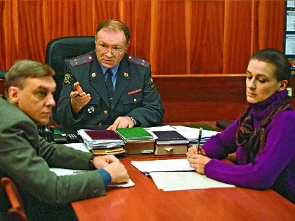 Юрій ковалів після смерті дружини в будинку командує дочка (серіал вулиці розбитих ліхтарів) Юрій ковалів після смерті дружини в будинку командує дочка