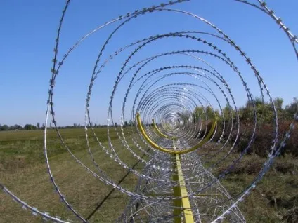 Огорожа з колючого дроту своїми руками відео інструкція (паркан) Огорожа з колючого дроту своїми руками відео інструкція