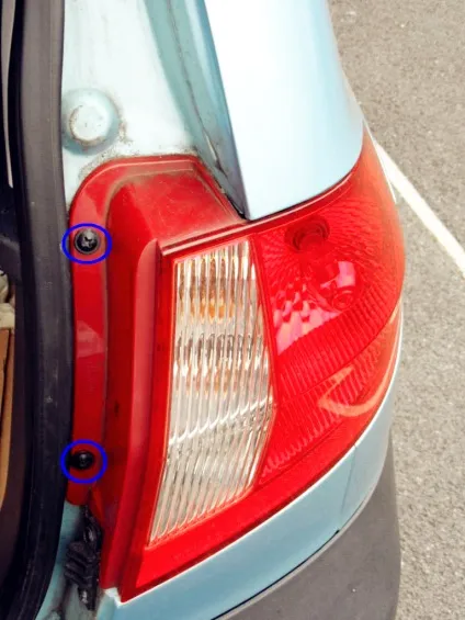 Заміна ламп в задній блок-фарі hyundai getz (ремонт автомобіля) Заміна ламп в задній блок-фарі hyundai getz