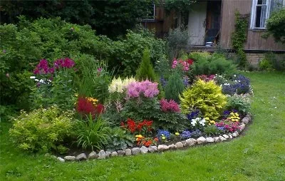Клумби на присадибній ділянці - мистецтво інтер'єру (Клумба старої ліжка) Клумби на присадибній ділянці - мистецтво інтер'єру