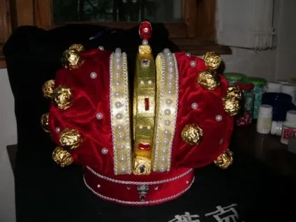 Корона з цукерок