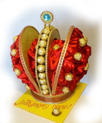 Корона з цукерок