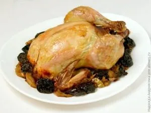 Курка фарширована чорносливом і яблуками (чорносливом) Курка фарширована чорносливом і яблуками