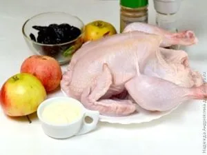 Курка фарширована чорносливом і яблуками (начинка з чорносливу і яблук) Курка фарширована чорносливом і яблуками