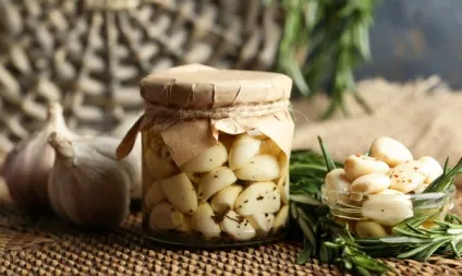 Маринований часник зубчиками - рецепти приготування на зиму відео (зубчиками) Маринований часник зубчиками - рецепти приготування на зиму відео